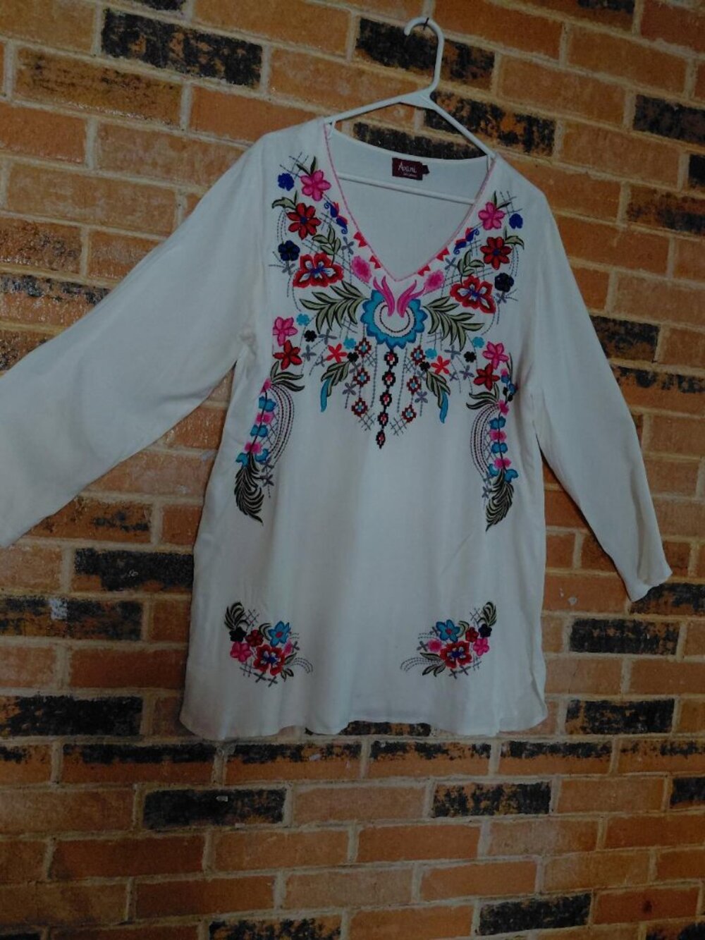 Avani del Amour V Neck Floral Embroidered White Tunic